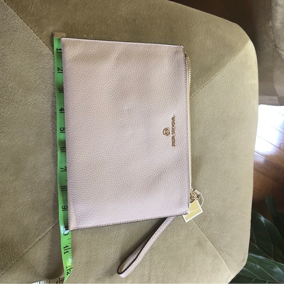 Michael kors large light pink wristlet with gold hardware. - Picture 6 of 10
